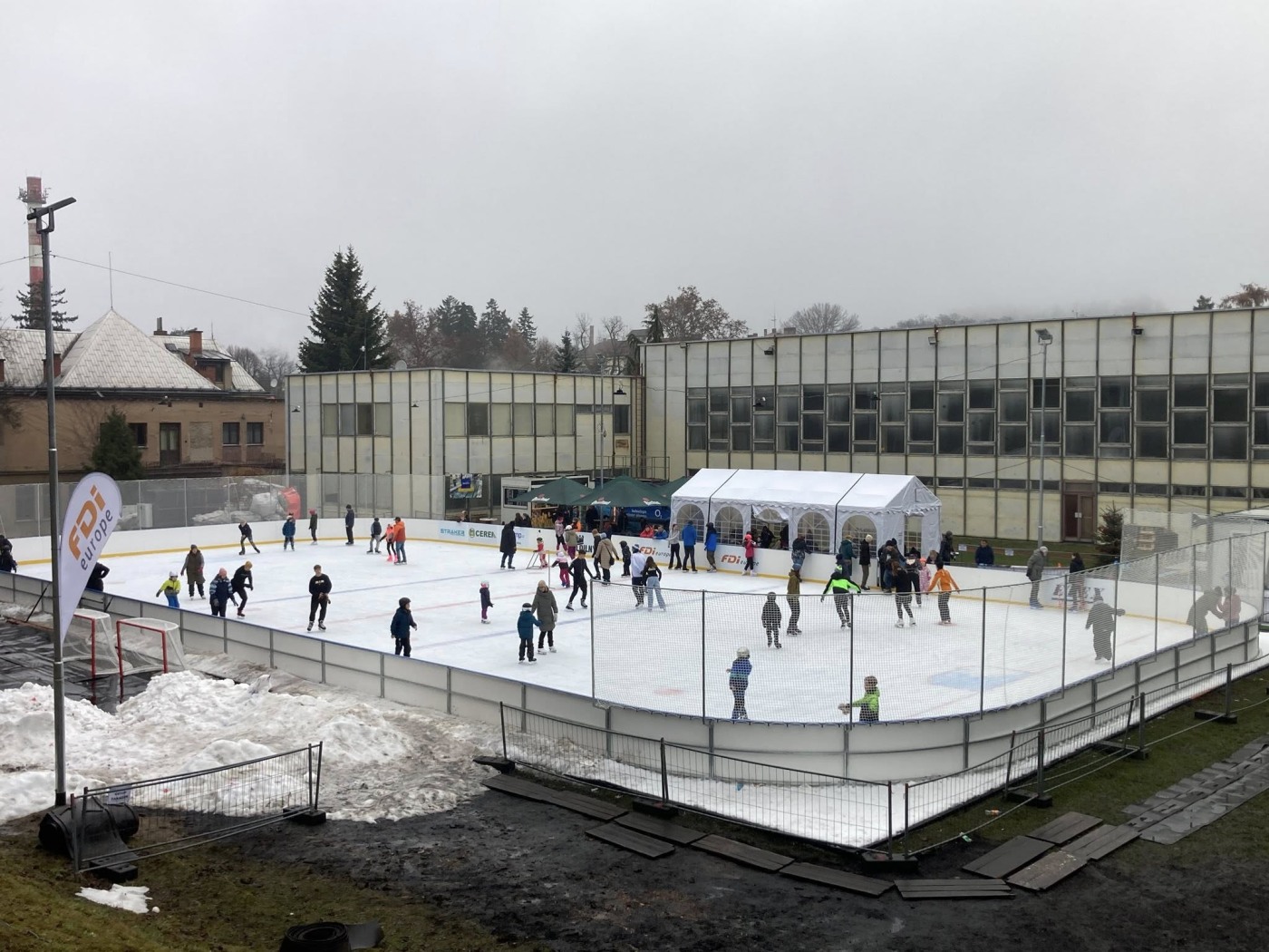 Závěr roku v Podkrkonoší: bruslení, svítící zvířata i pokusy v muzeu