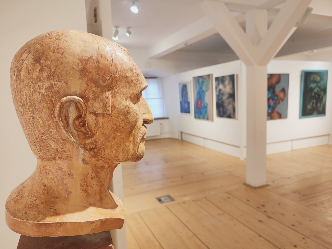 Výstava v královédvorském muzeu přináší průřez tvorbou malíře Miloše Petery