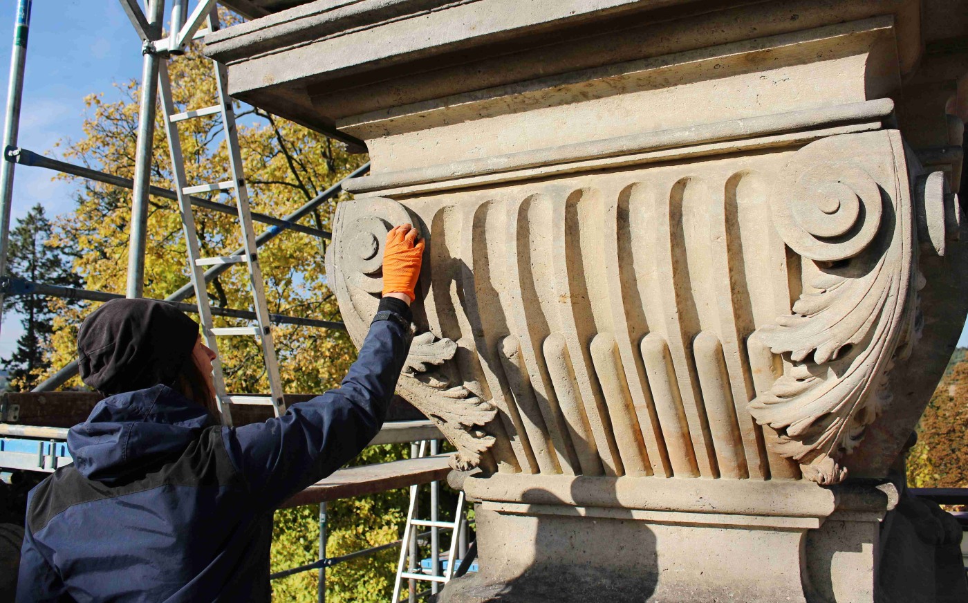 Hřbitovní portál na Gothardě po zásahu restaurátorů prokoukl